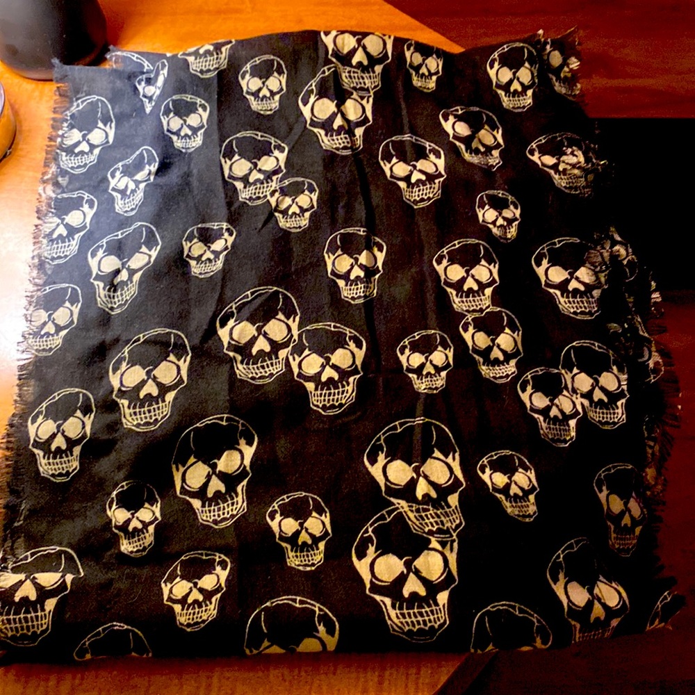 Women’s skull scarf